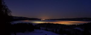 Vallée de Joux de nuit avec une nappe de brouiullard sur le lac 